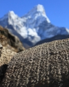 Ewiges Gebet Om mani padme hum mit Ama Dablam, Nepal (6814 m)