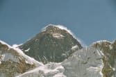 mount-everest-8848-m-mit-windfahne