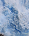 abstuerztendes-gletschereis-perito-moreno-patagonien