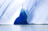 tiefblauer-einblick-in-den-upsalagletscher-patagonien