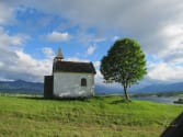 kapelle-in-aidling-wo-sich-der-sage-nach-eine-kultstaette-der-fruehlingsgoettin-ostara-befunden-haben-soll